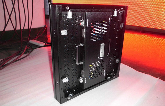 Κλείνοντας το τηλέφωνο τις επιδείξεις 480mm X 480mm των εσωτερικών οδηγήσεων ενοικίου P3.75 για τις συναυλίες