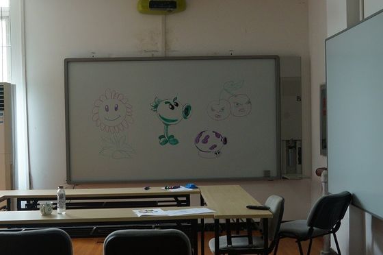 Conseil d'écriture interactif de salle de classe numérique futée avec le stylo de marqueur coloré